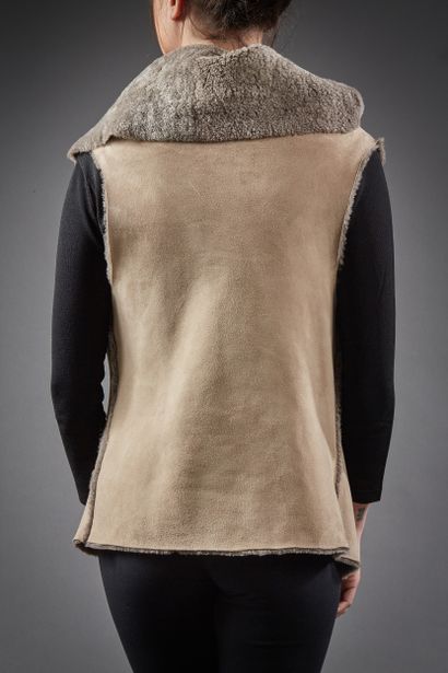 Gilet asymétrique sans manche en envers daim...