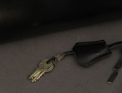 HERMES Paris

Sac Kelly en box noir, attaches

et...
