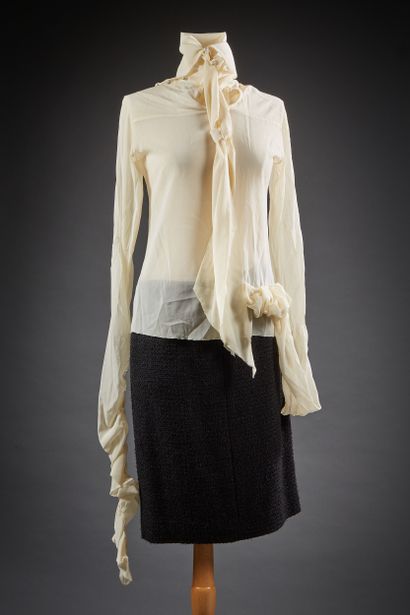 CHANEL

Ensemble composé d'une blouse en...