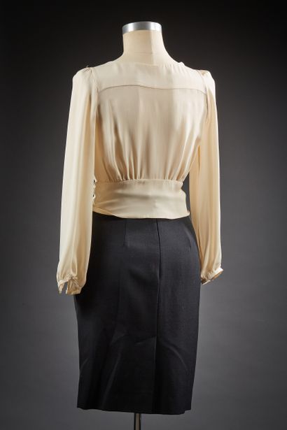 PRADA

Ensemble composé d'une blouse en crêpe...