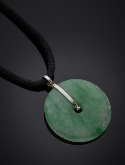 Collier cordon retenant en pendentif un disque...