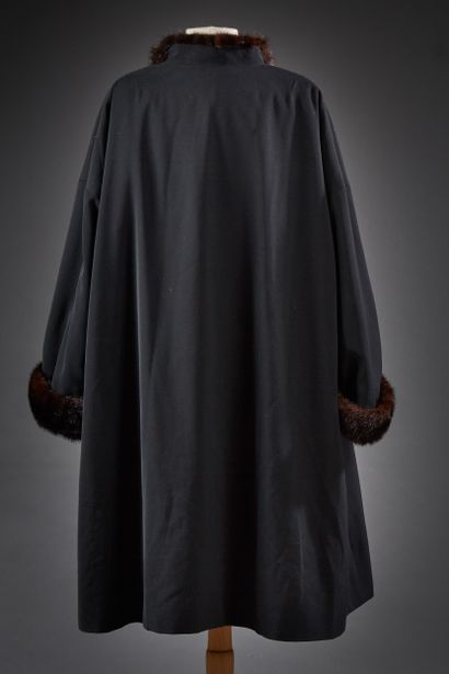 Ample pelisse en gabardine noire, important,...