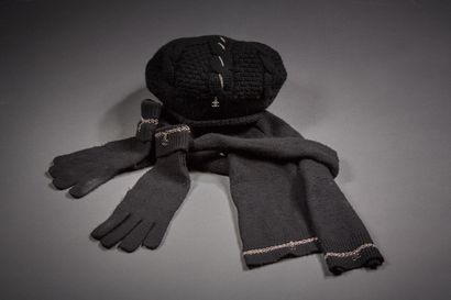 CHANEL

Ensemble en cachemire noir parcouru...