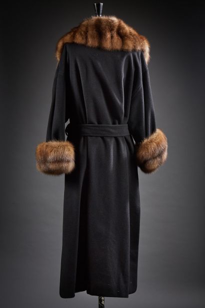 Manteau en laine et cachemire noir, important...
