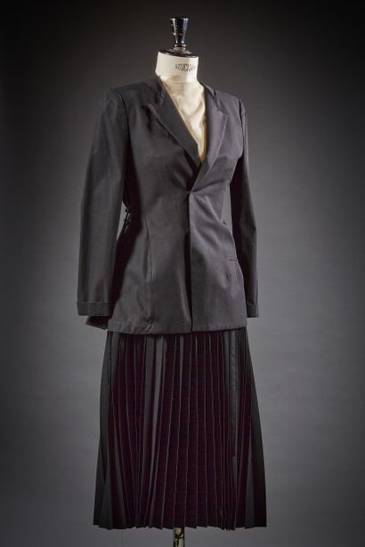 Yohji YAMAMOTO

Ensemble en crêpe noir composé...