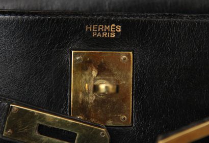 HERMES Paris

Sac Kelly en box noir, attaches

et...