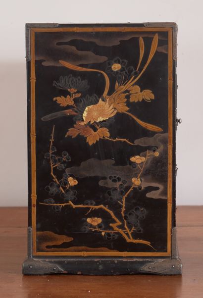 Petit cabinet en laque noir à décor doré...