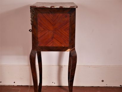 Table de chevet en bois de placage ouvrant...