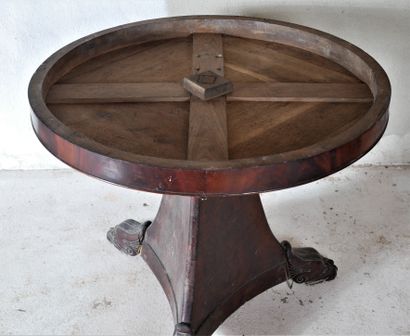 Guéridon rond en placage d'acajou à fut central...