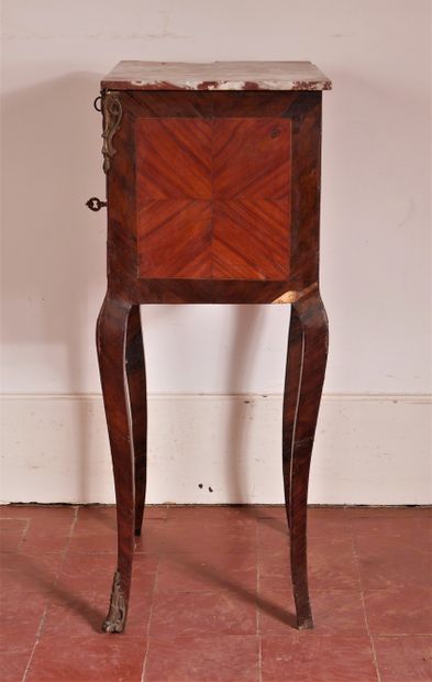 Table de chevet en bois de placage ouvrant...