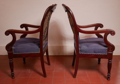 Paire de fauteuils en acajou, le haut du...
