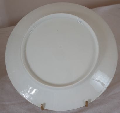 Seize assiettes en porcelaine blanche à frise...