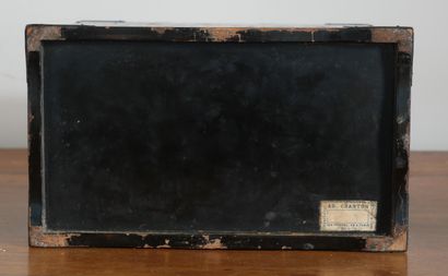 Petit cabinet en laque noir à décor doré...