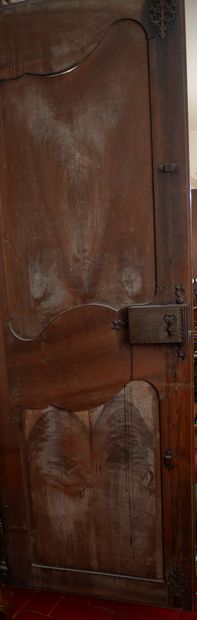 Importante armoire en bois naturel moulurée...