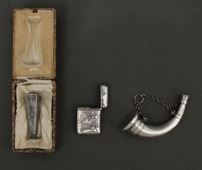 # Lot en argent :

- Cachet en argent 800°/°°...
