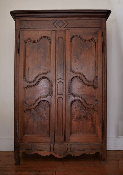 Armoire en bois naturel à deux portes moulurées...