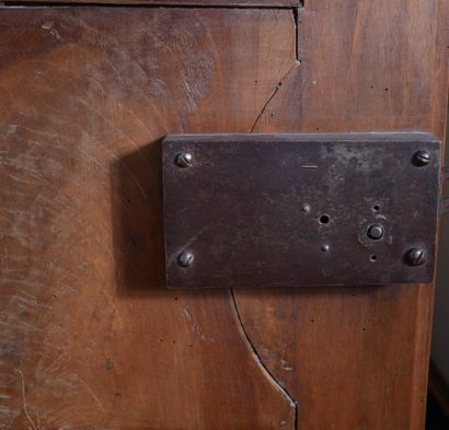 Armoire en bois naturel à deux portes moulurées...