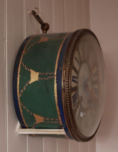 Pendule œil de bœuf en tôle polychrome en...