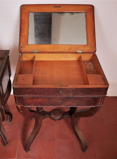 Lot :

- Travailleuse en placage d'acajou...