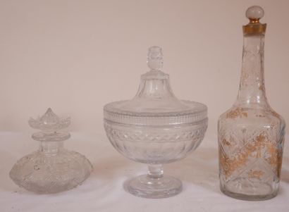 Lot de bouteilles, flacons, coupe couverte...