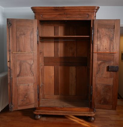 Armoire en bois naturel à deux portes moulurées...