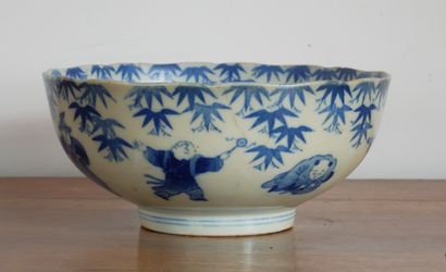 Paire de coupes sur talon en porcelaine blanc-bleu...