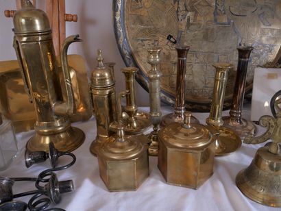 Lot de verseuses, bougeoirs en cuivre, étain...