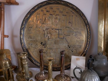 Lot de verseuses, bougeoirs en cuivre, étain...