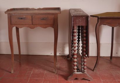 Lot :

- Table à jeux triangulaire en bois...