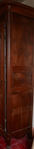 Importante armoire en bois naturel moulurée...