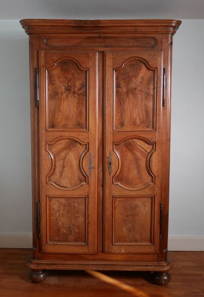 Armoire en bois naturel à deux portes moulurées...