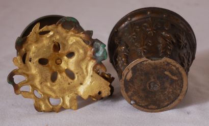 Lot :

- Sonnette de table en bronze

H :...