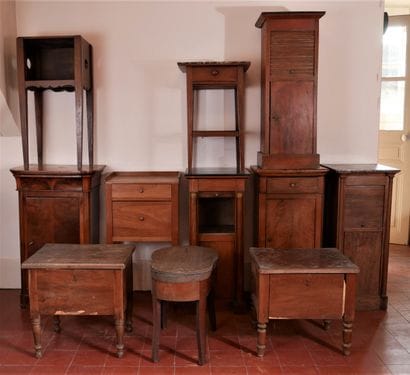 Lot de 8 chevets et trois bidets en bois...