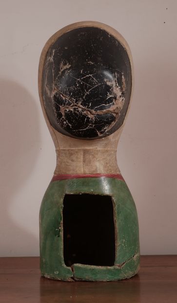 Marotte en carton boulli et peau à décor...