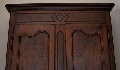 Armoire en bois naturel à deux portes moulurées...