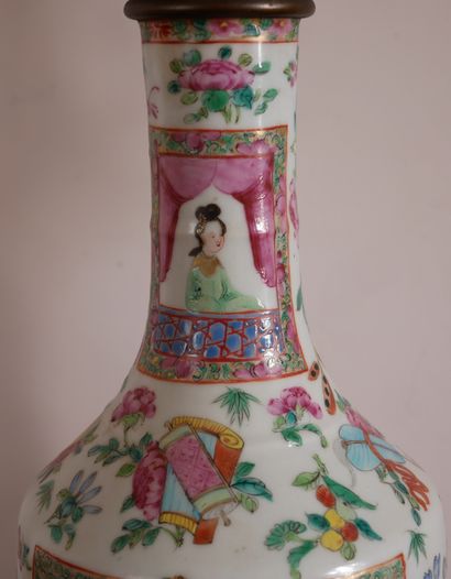 Paire de lampes à pétrole en porcelaine polychrome...