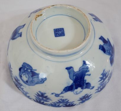 Paire de coupes sur talon en porcelaine blanc-bleu...