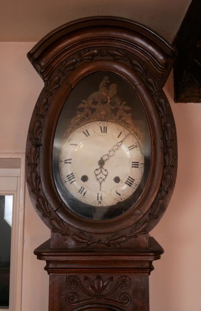 Horloge de parquet en noyer mouluré, sculpté...