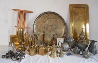 Lot de verseuses, bougeoirs en cuivre, étain...