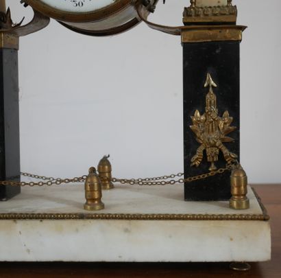 Petite pendule portique en marbre blanc et...