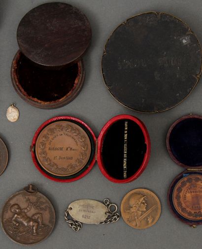 # Lot de médailles :

- Médaille en cuivre...