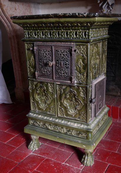 Poêle en fonte et céramique à glaçure verte,...