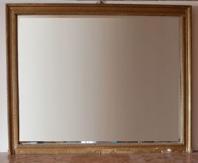 Glace rectangulaire en bois stuqué redoré

80,5...