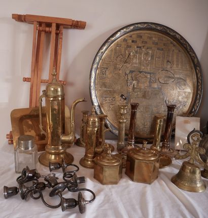 Lot de verseuses, bougeoirs en cuivre, étain...