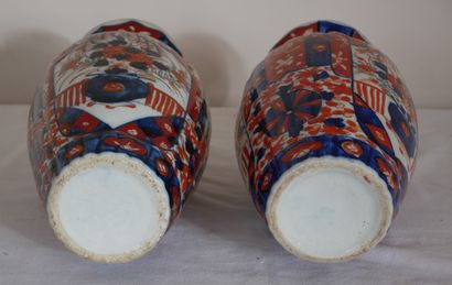 Paire de vases en porcelaine à décor Imari...