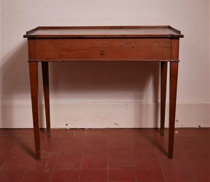 Table à écrire en bois naturel à deux tiroirs...