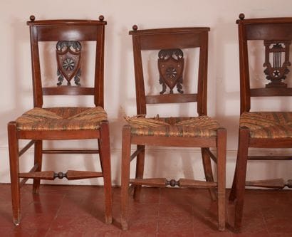 Quatre paires et une chaises paillées dépareillées...