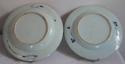 Cinq assiettes en porcelaine blanc-bleu à...