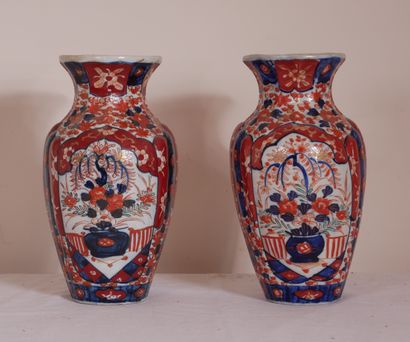 Paire de vases en porcelaine à décor Imari...