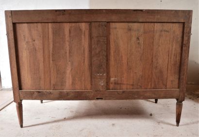 Commode en placage d'acajou à cinq tiroirs...
